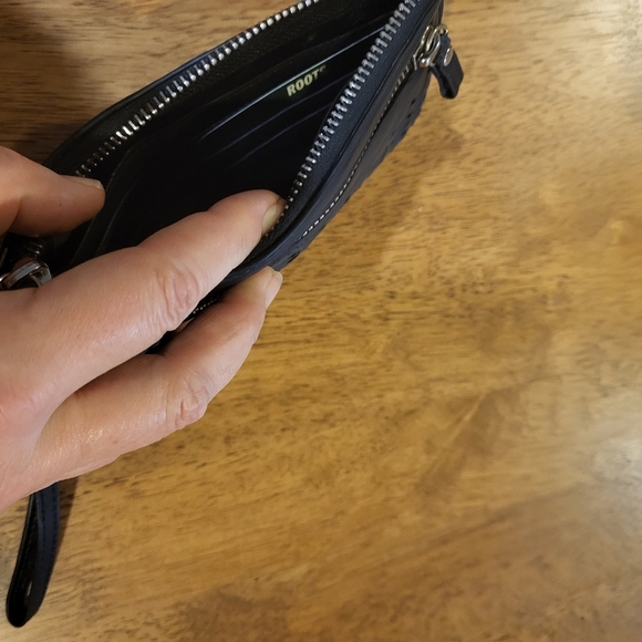 Roots Woven wallet / wristlet - Picture 5 of 9